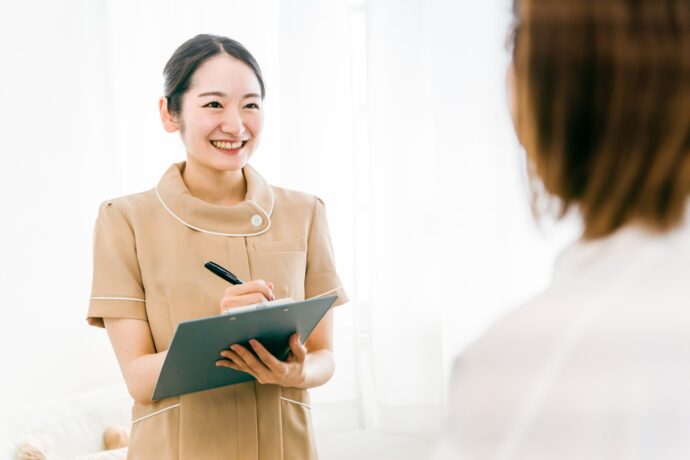 カウンセリング中のネイリスト