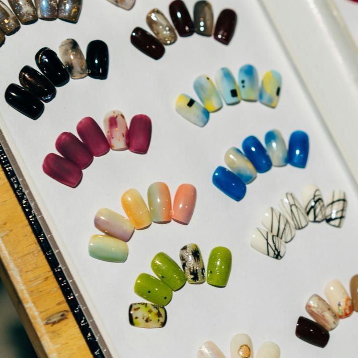 ネイルで季節外れ感が気になる？時期を問わない万能ネイルカラー徹底ガイド