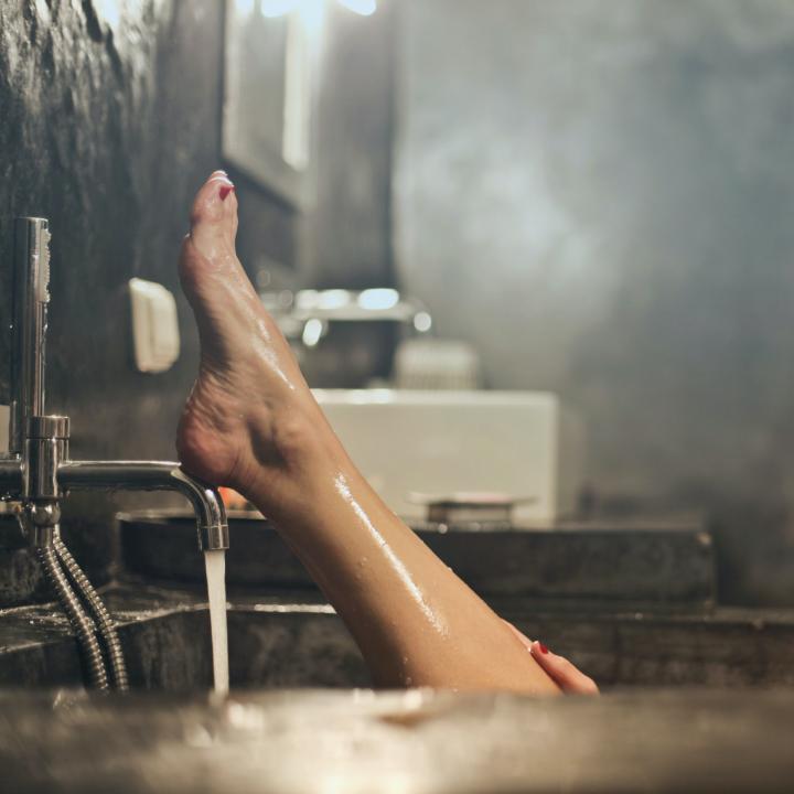 足が臭い！洗っても取れない臭いどうしたら良い？&お風呂とシャワー敏感肌はどっちが良い？