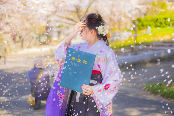 大学の卒業式で袴を着た女性の写真