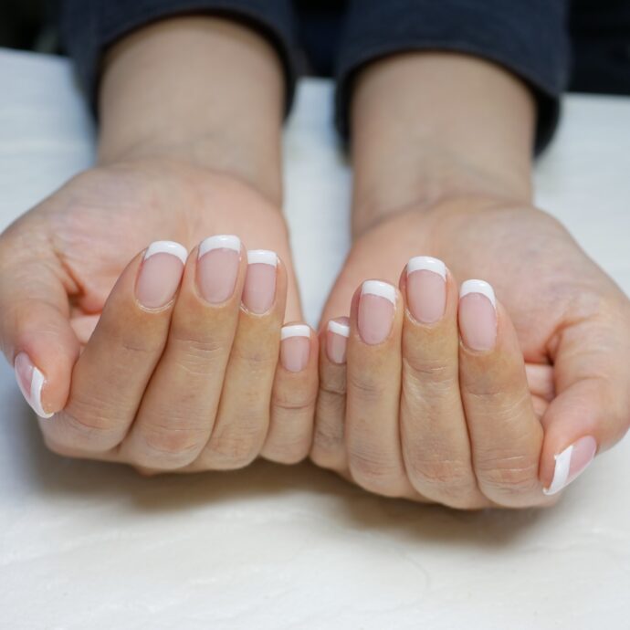 白のフレンチネイルを施した手元
