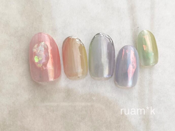 シアーでカラフルなオーロラパウダーネイル