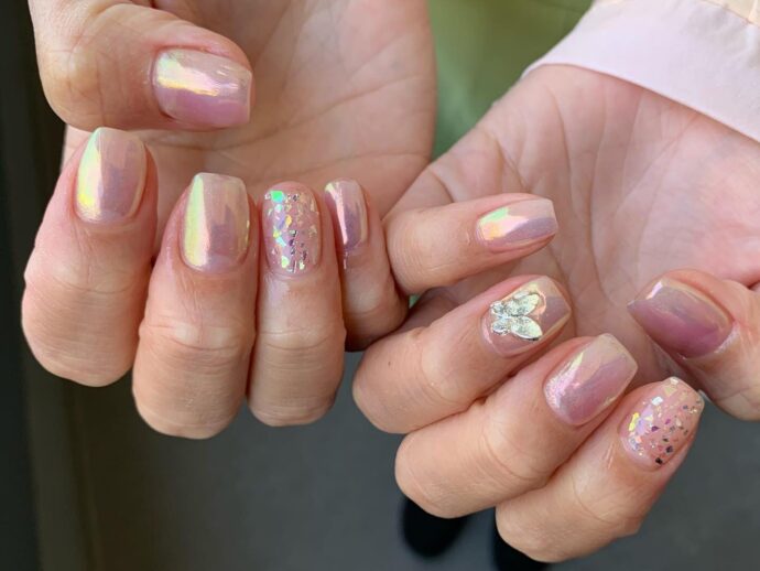 ピンクベースのオーロラネイル