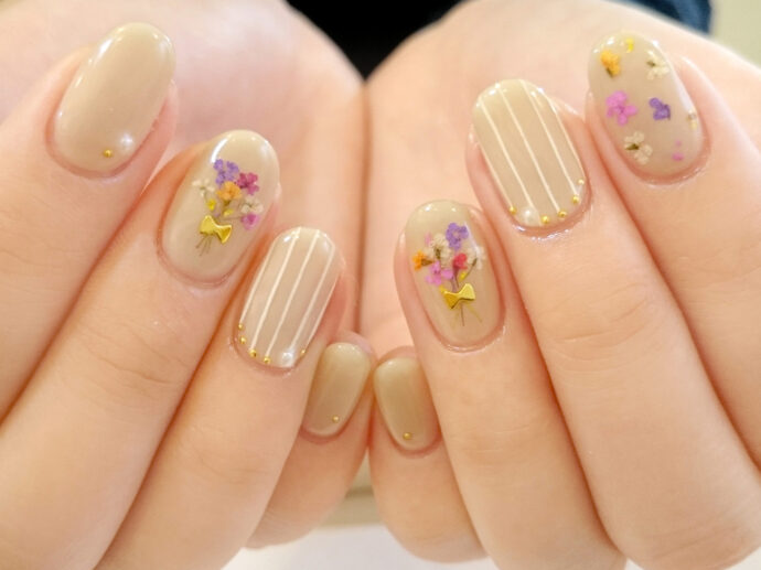 ストライプと押し花のネイル