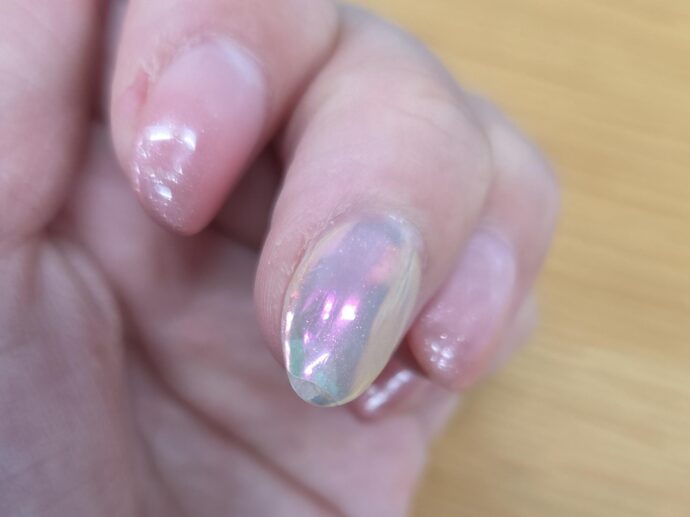 オーロラパウダーネイルをした爪の先端が剥げてしまった様子