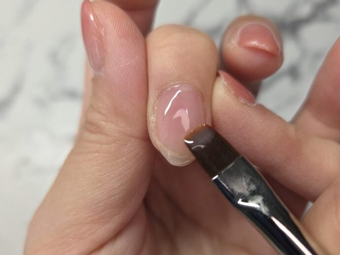ベースジェルを塗布している様子