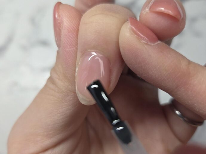 ノンワイプトップを塗っている様子