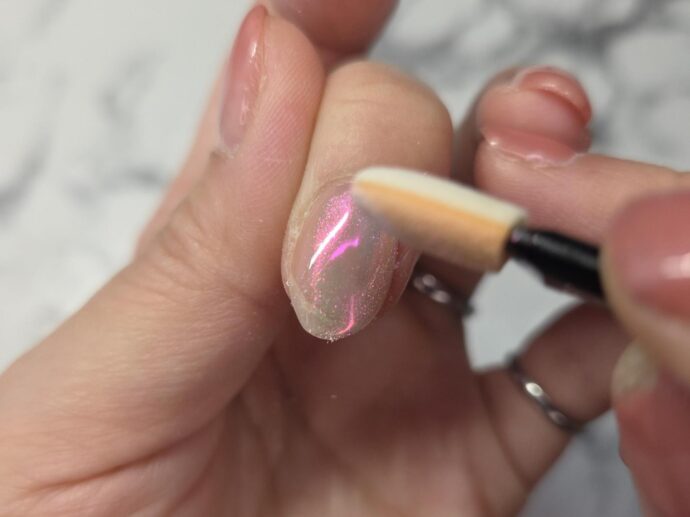 オーロラパウダーを擦り付けている様子