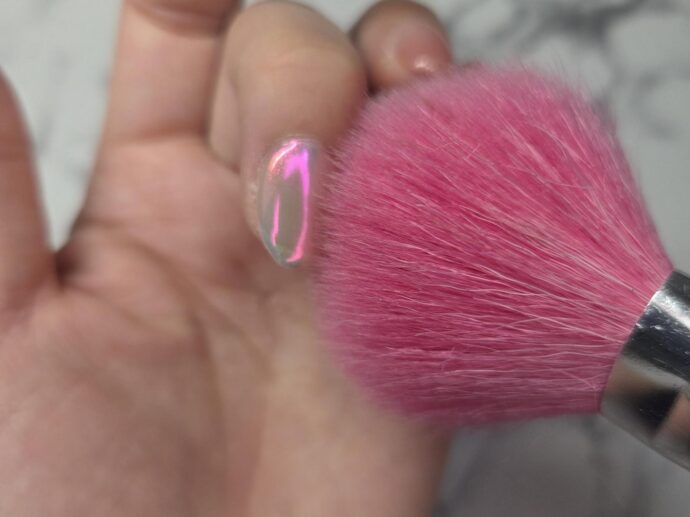 ダストブラシで余計なパウダーをはらう