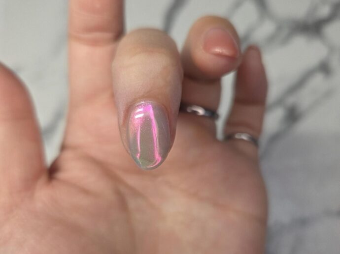 うるうる感が可愛いオーロラネイルの完成