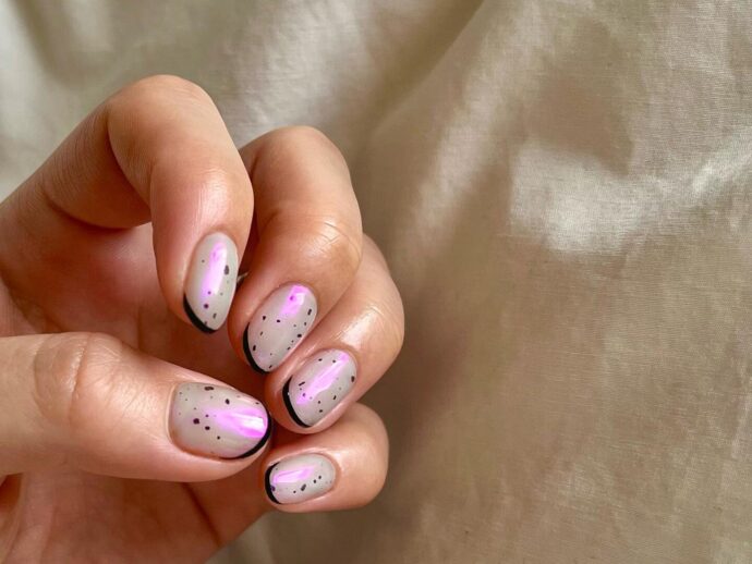 黒マイカベースにオーロラと黒フレンチネイルデザイン