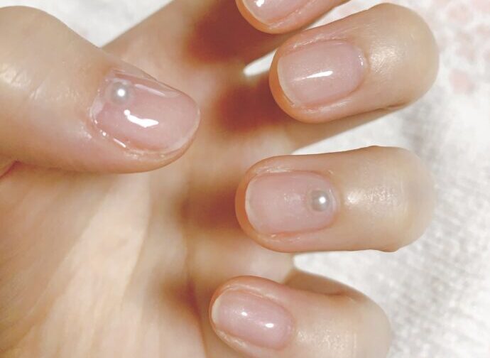 クリアネイルにパールを付けたシンプルネイル