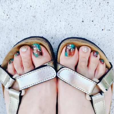 スポーツサンダルにニュアンスネイル
