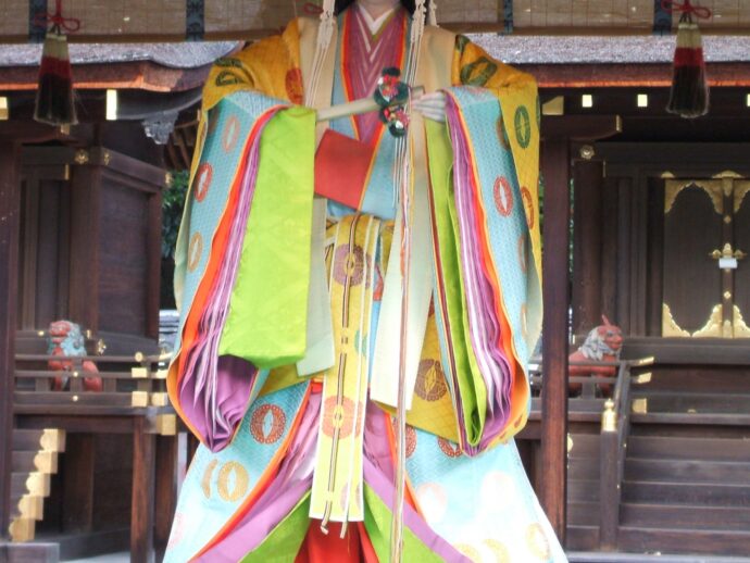 十二単を着た女性