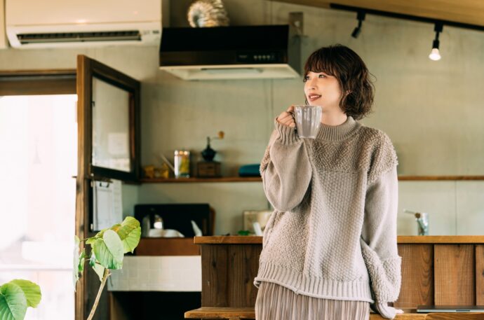 カフェでコーヒーを飲む女性