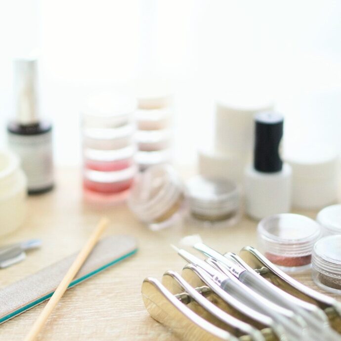 ジェルネイルの容器がベタベタになるのはなぜ？その原因と対策を知ってスッキリ作業しよう