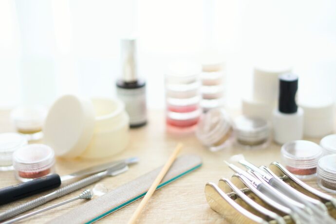 ジェルネイルの容器がベタベタになるのはなぜ？その原因と対策を知ってスッキリ作業しよう