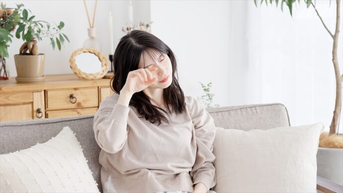 うたた寝をしている女性