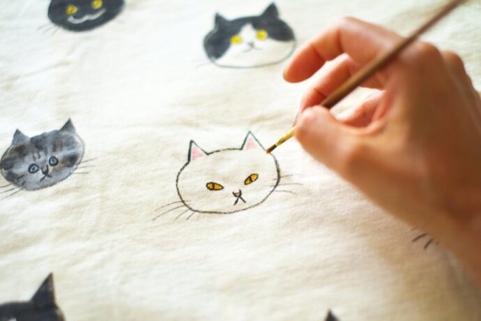 絵の具でネコの絵を描く様子