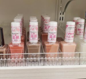 セリアのベージュ系マニキュアの売り場