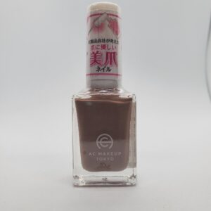 セリアで購入したベージュ系マニキュア1本