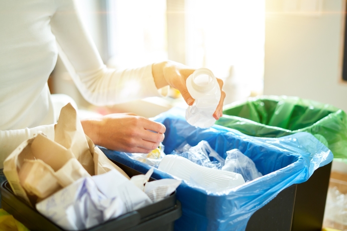 プラスチックをリサイクルのために分別している