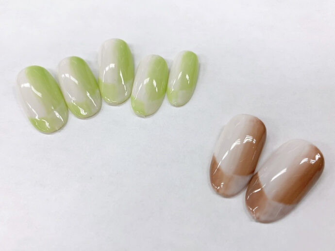 グリーンとホワイトのオンブレフレンチネイルと、ブラウンとホワイトのオンブレフレンチネイル