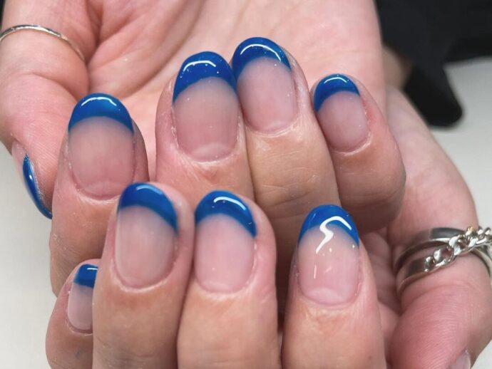 ブルーのフレンチネイル