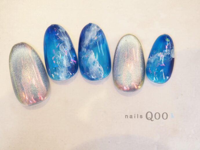 タイダイ風ブルーのネイルデザイン