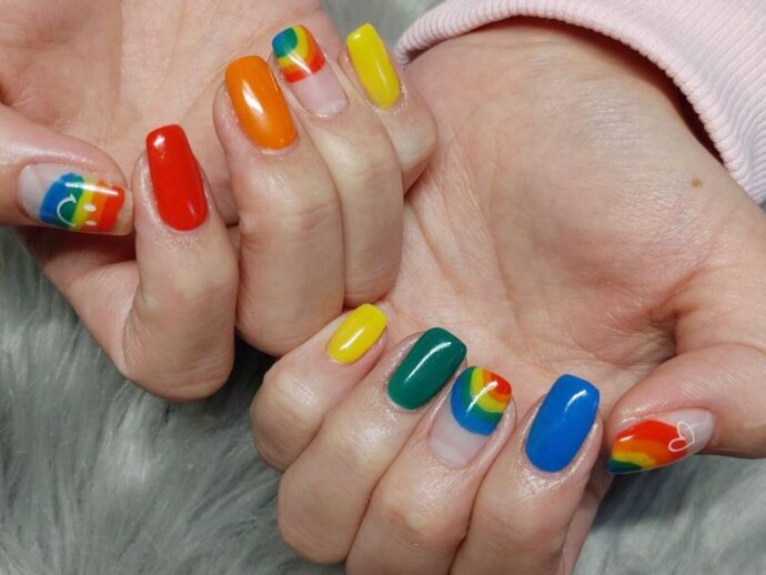 カラフルなレインボーネイルデザイン