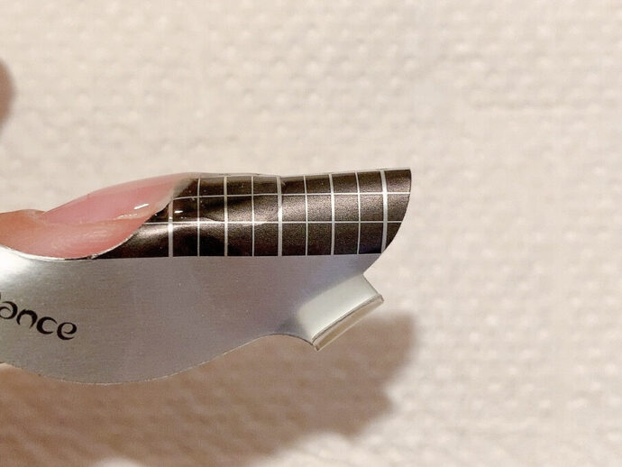 ビルダージェルを塗り重ねてジェルスカルプを成形している図