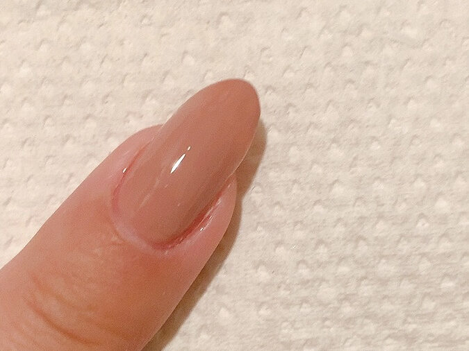 ジェルスカルプで長さ出しをしたあとにベージュのワンカラーを塗った様子