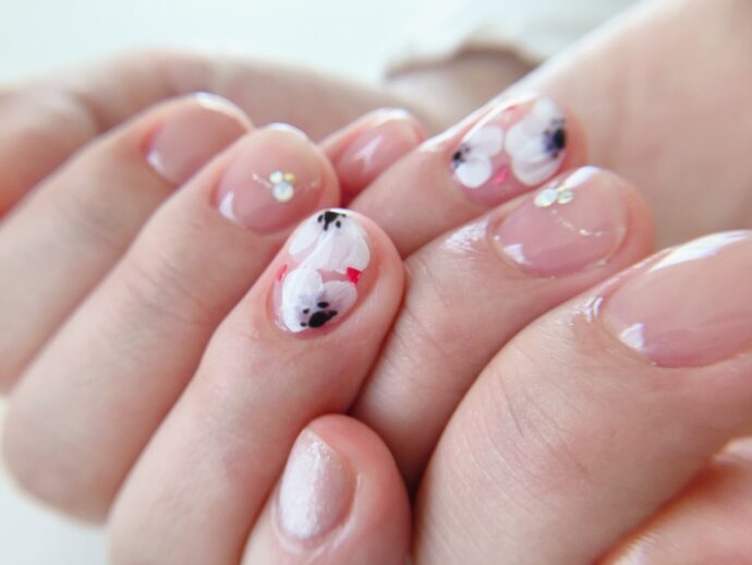 シンプルなフラワーネイル