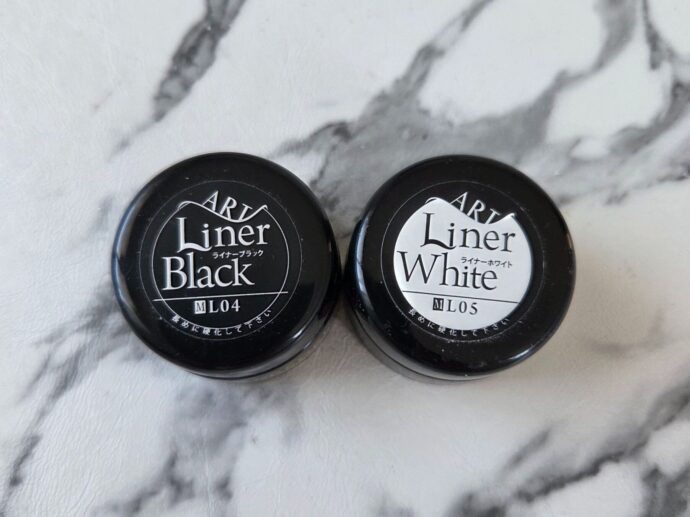 黒と白のライナージェルのコンテナ