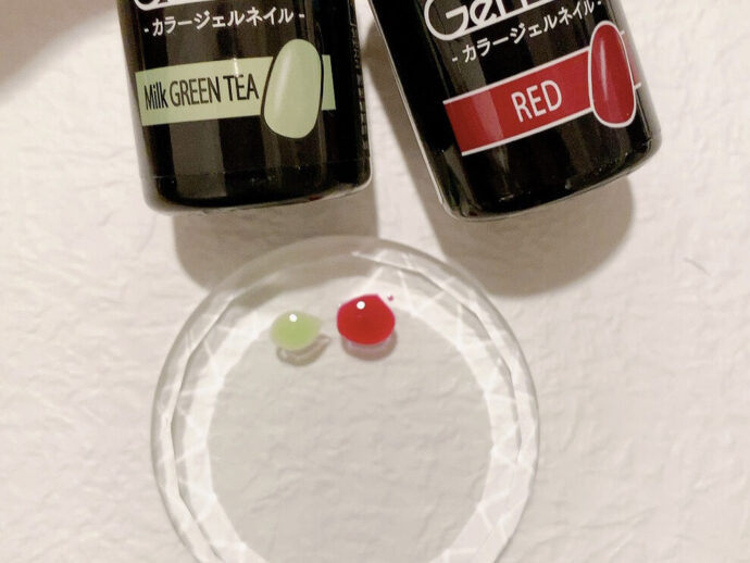 グリーンとレッドのジェルをパレットに出しておく