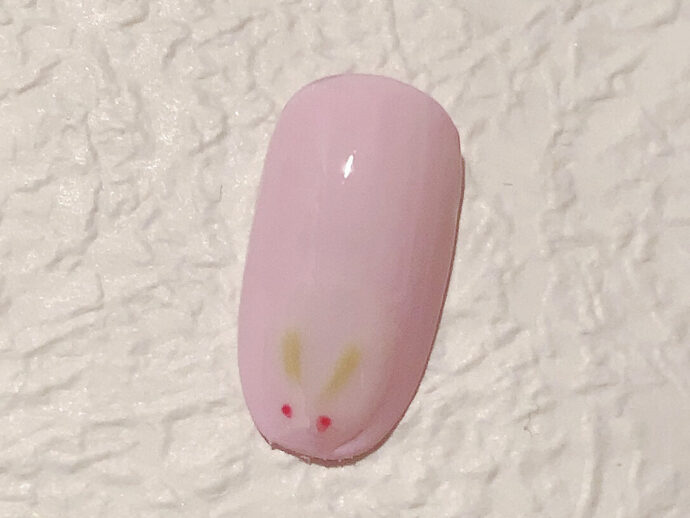 目と耳を描いて雪うさぎのネイルアートが完成