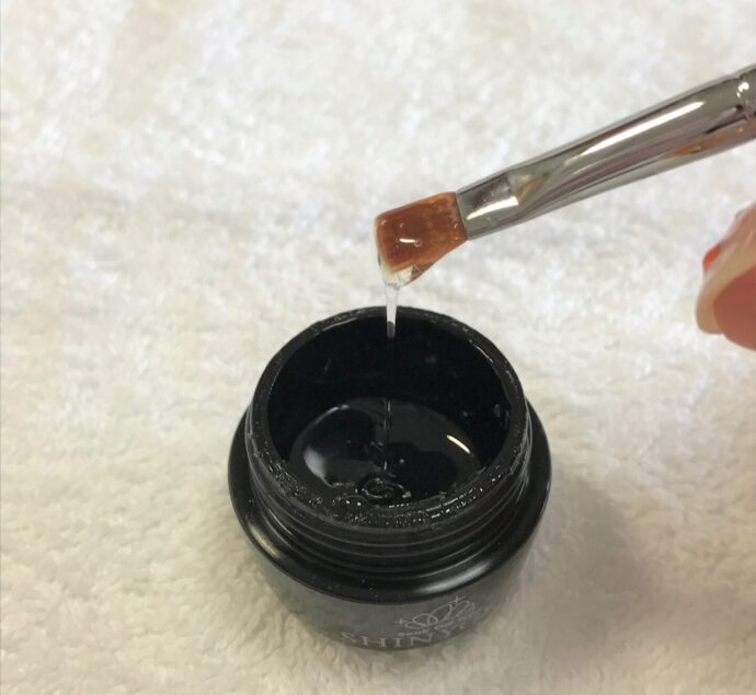 クリアジェルをブラシて取る様子