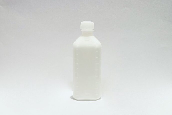 液体の入った白いボトル