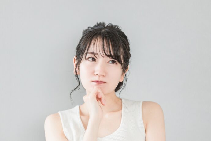 悩んでいる女性