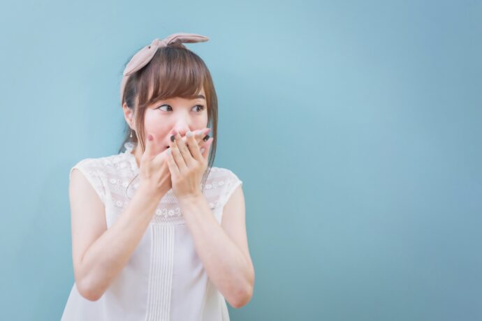 びっくりして口元を抑える女性