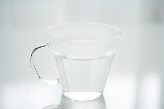 コップから湯気が立つ様子