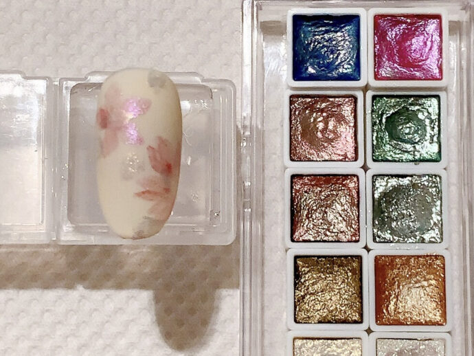 セリアの水彩パレットで描いた桜のネイルアート