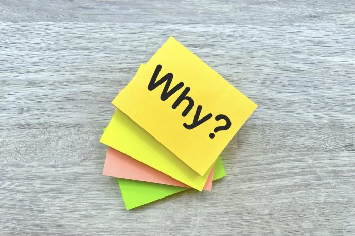 付箋に「why?」と書かれている写真