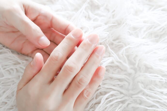 きれいにネイルケアされた指先