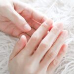きれいにネイルケアされた指先