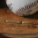 グローブと野球ボールのアップ