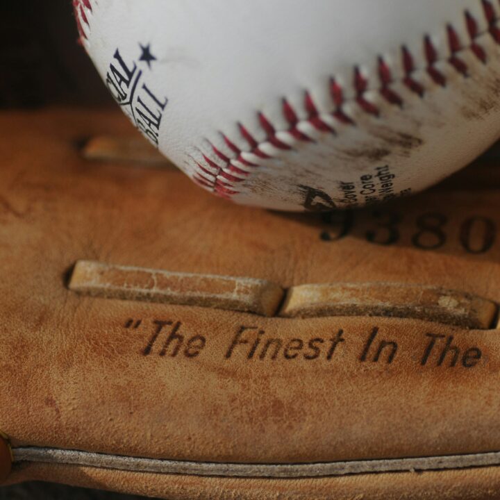 野球のキャッチャーが爪にネイルしてるのはなぜ？プロ・アマ問わず捕手はサインが命！