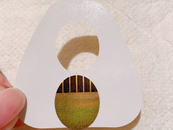 ネイルフォームの裏面にシールを貼り付けている図