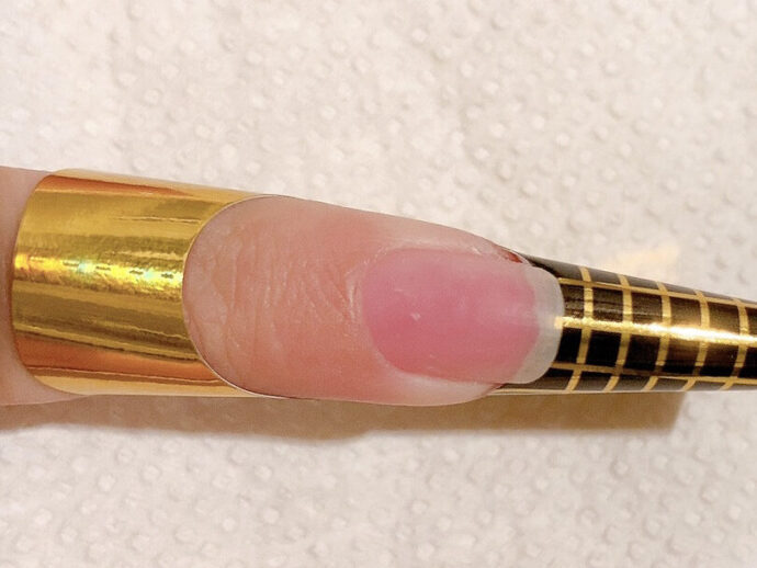 ネイルフォームをカットして爪に合わせた状態