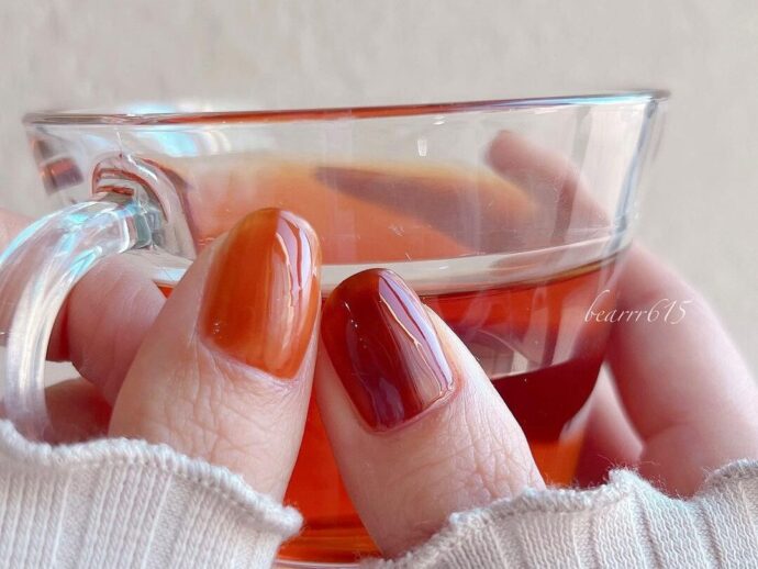 紅茶のような赤みのあるシアーブラウンを施したネイルデザイン
